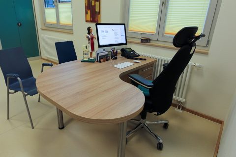 Schreibtisch/Arbeitsplatz für Arztpraxis aus Kunststoff, Dekor Eiche Village