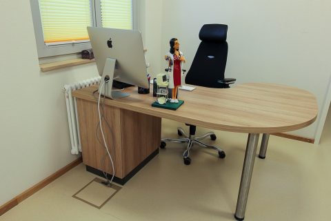 Rückansicht vom Schreibtisch in der Arztpraxis