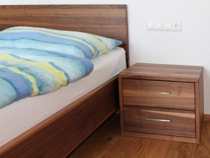 Schlichtes Schlafzimmer aus massiver, edler Wildnuss