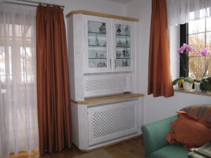 Glasvitrine mit Heizkörperüberbau im Wohnzimmer
