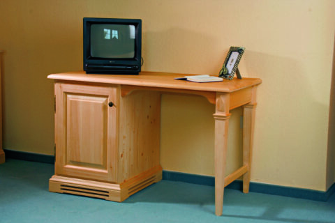 Schreibtisch mit Minibar