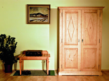 Hotelschrank mit Kofferbock HEIDELBERG in Fichte massiv