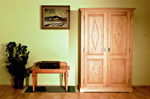 Schrank mit Kofferbock